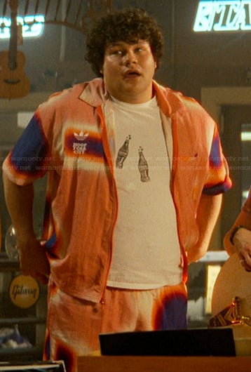 Pete's tie dye shirt and shorts on The Runarounds