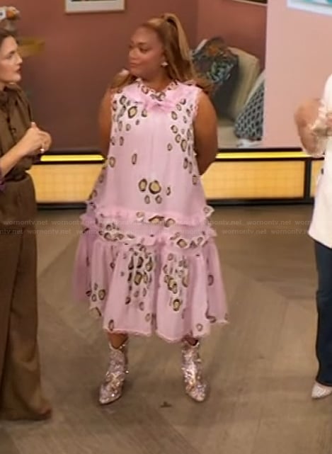 Sunny's pink leopard print sleeveless dress on The Drew Barrymore Show