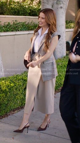 Cass's grey plaid vest on Greys Anatomy