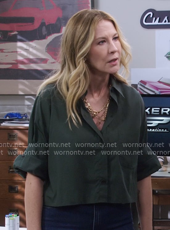 Eve's green cropped shirt on Shifting Gears