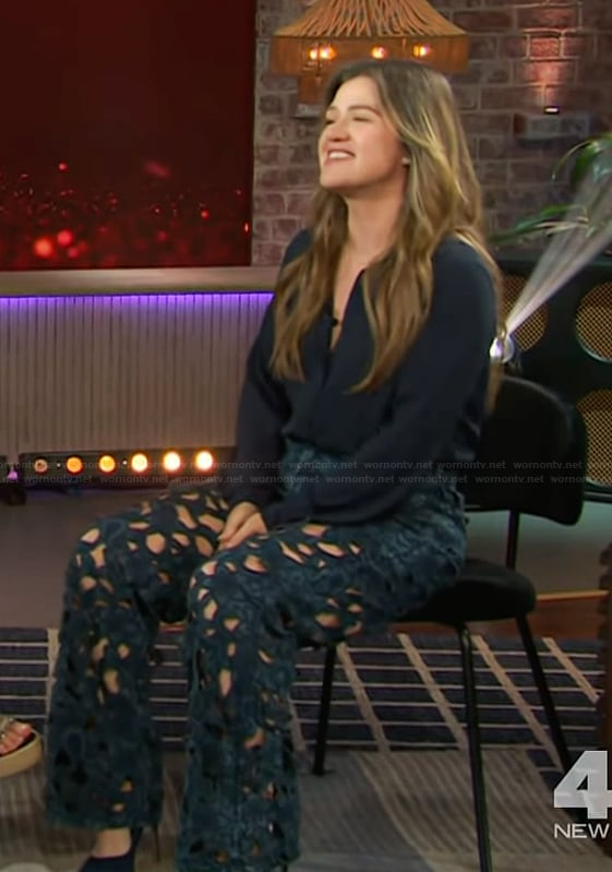 Kelly's cutout jeans on The Kelly Clarkson Show