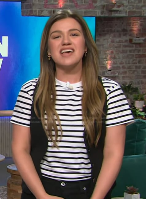 Kelly's white striped tee on The Kelly Clarkson Show