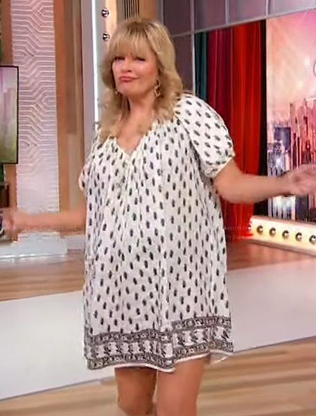 Melissa Peterman's white printed mini dress on Sherri