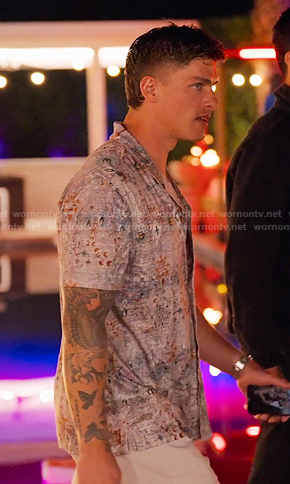 Austin's grey print short sleeve shirt on Selling the OC