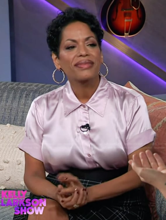 Liza Colon-Zayas's pink short sleeve top on The Kelly Clarkson Show