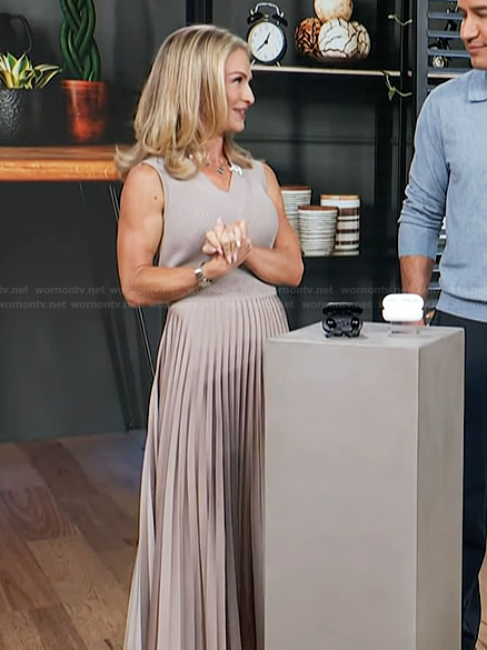 Maria Provenzano's ribbed v-neck dress on Access Hollywood