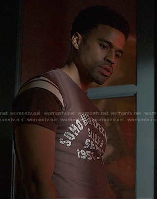 Ozzie’s brown graphic print tee on Reasonable Doubt