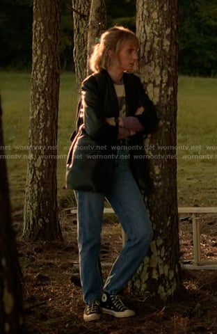 Robin's black sneakers on Stranger Things
