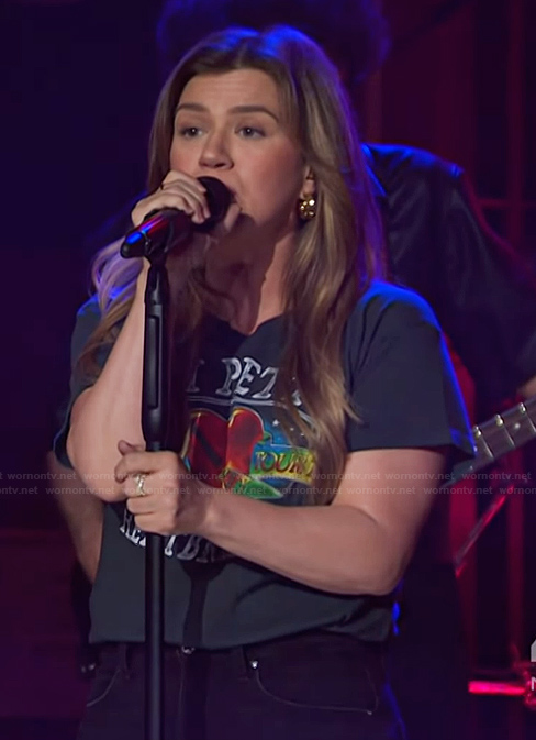 Kelly's black graphic tee on The Kelly Clarkson Show