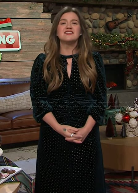 Kelly's green velvet dress on The Kelly Clarkson Show
