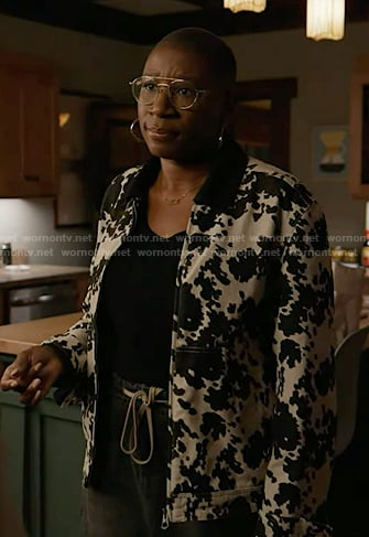 Hen's animal print jacket on 9-1-1