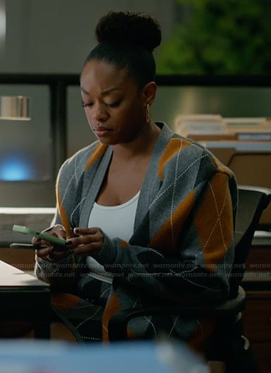 Izzy's gray argyle print cardigan on The Lincoln Lawyer