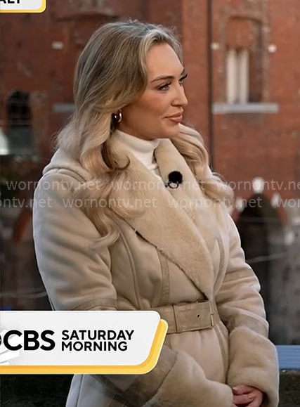 Kelly O'Grady's beige fur collar coat on CBS Mornings