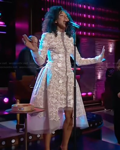 Corinne Bailey Rae's white lace dress on The Kelly Clarkson Show