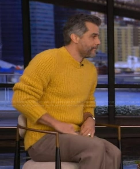 Wagner Moura's yellow knit sweater on Live with Kelly and Mark