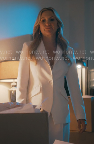 Isla's white suit on Running Point