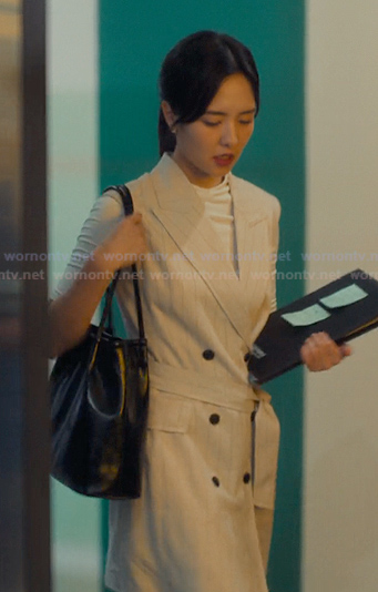 Jiwon's beige pinstripe sleeveless blazer dress on XO Kitty