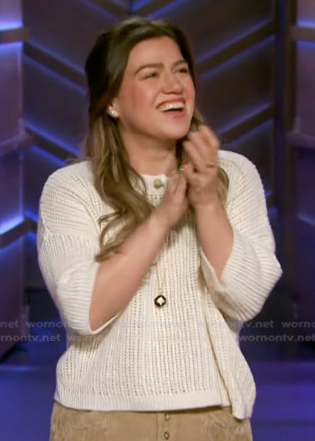 Kelly's beige knit sweater on The Kelly Clarkson Show