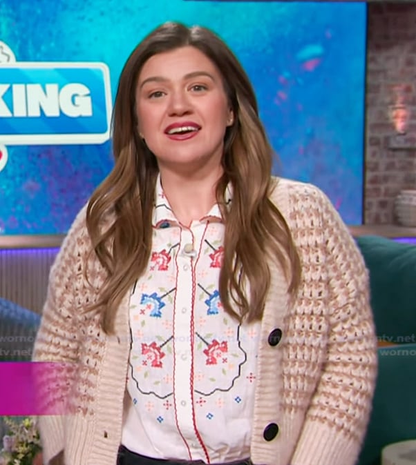 Kelly's white floral blouse on The Kelly Clarkson Show