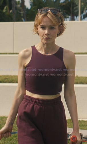 Lindsay's burgundy crop top and sweatpants on Beef
