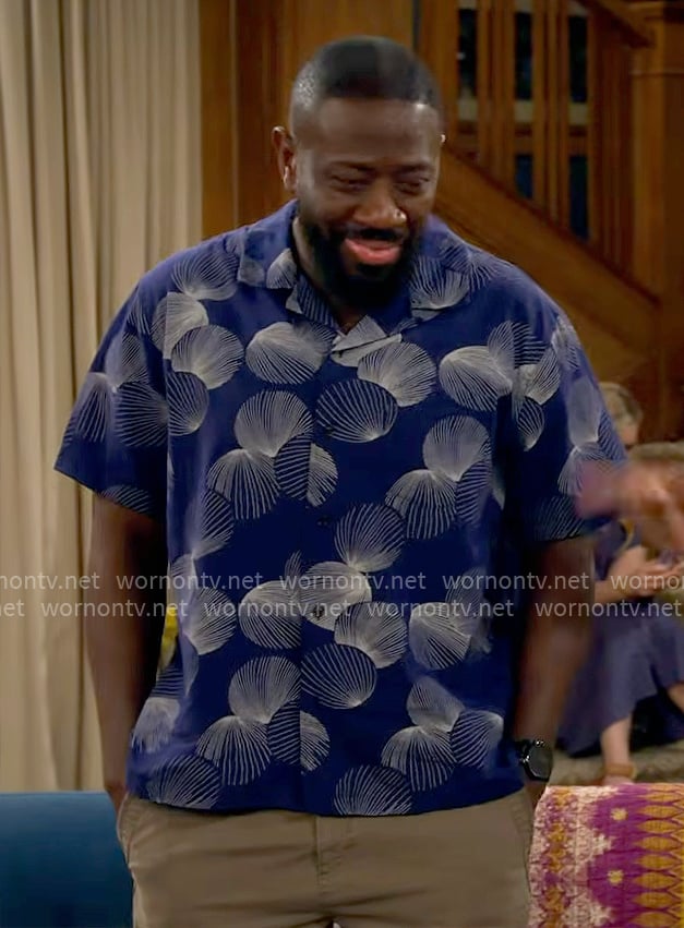 Malcom's blue fan print shirt on The Neighborhood