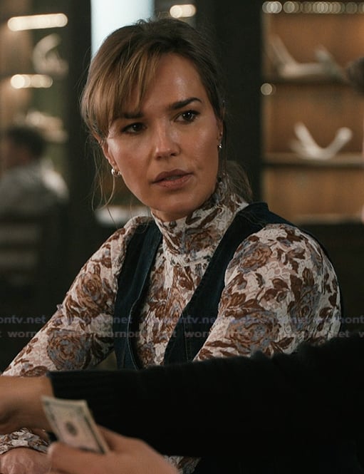 Belle's floral turtleneck top on Marshals