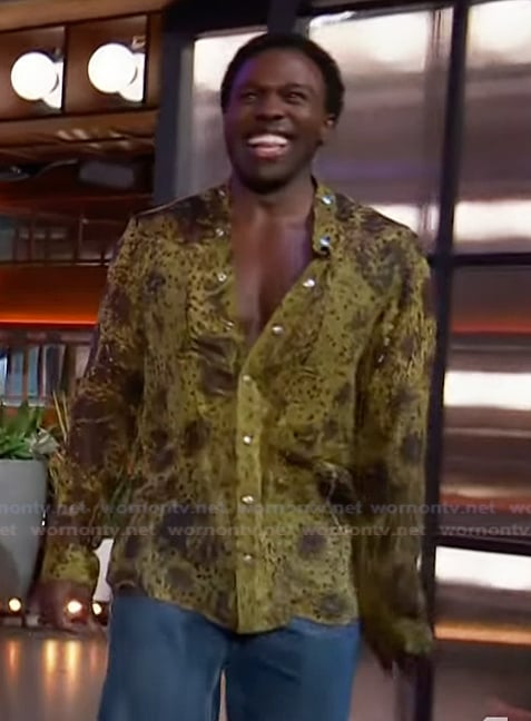 Joshua Henry's green printed shirt on The Kelly Clarkson Show