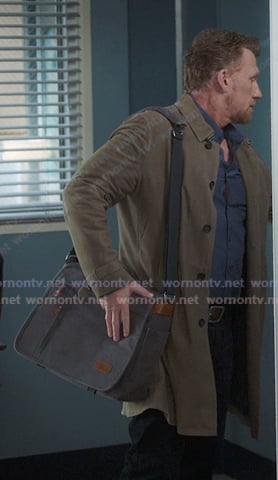 Owen's grey messanger bag on Greys Anatomy