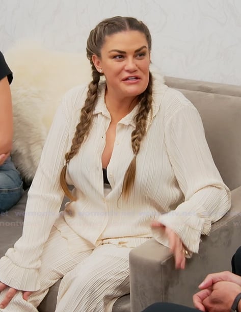 Brittany's white pleated top and pant set on The Valley