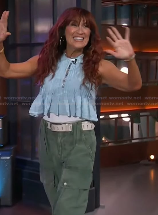 Jo Dee Messina's blue pleated crop top on The Kelly Clarkson Show