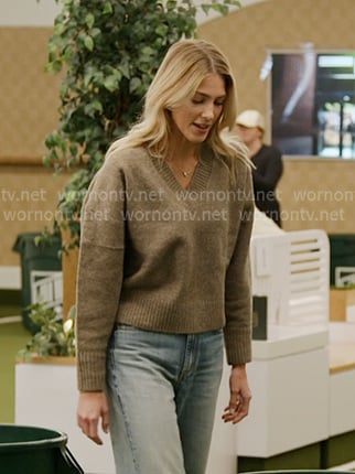 Lexi's grey v-neck sweater on In The City