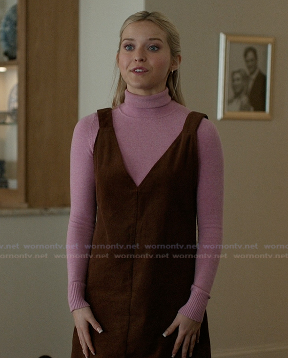 Elle's brown corduroy pinafore dress on Elle