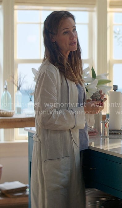 Hollis's white linen robe on The Five Star Weekend