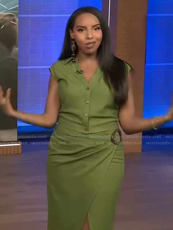 Mona's green vest and skirt on Extra