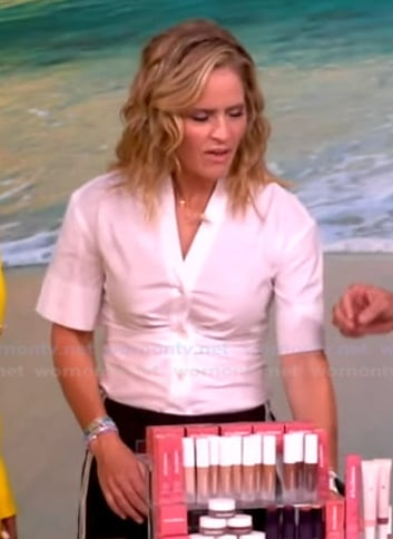 Sara's white short sleeve shirt on The View