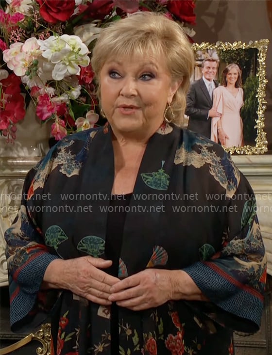 Traci's printed kimono on The Young and the Restless