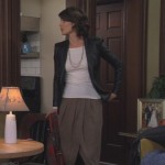 Robin’s black leather jacket with brown skirt on How I met your mother