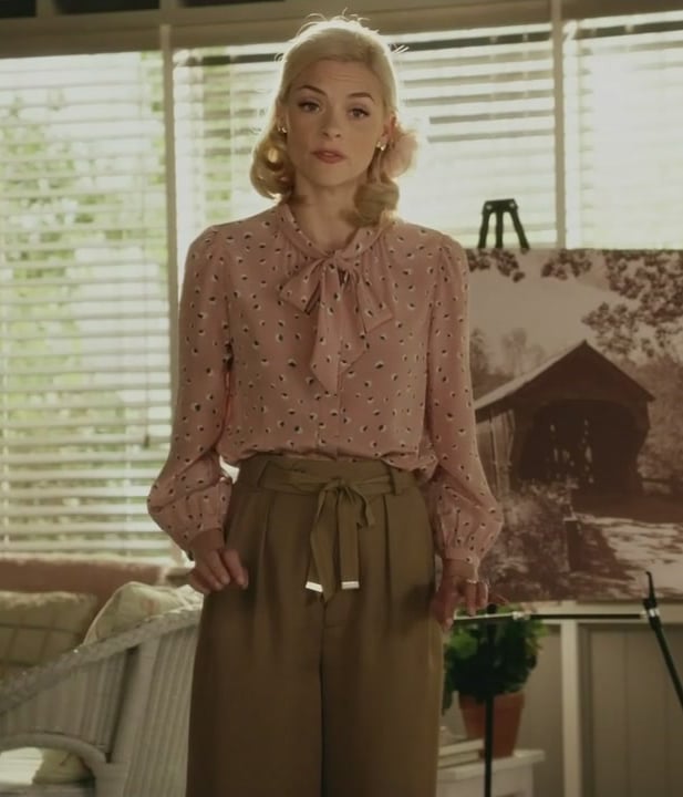 Lemon’s pink pussybow blouse and green trousers on Hart of Dixie