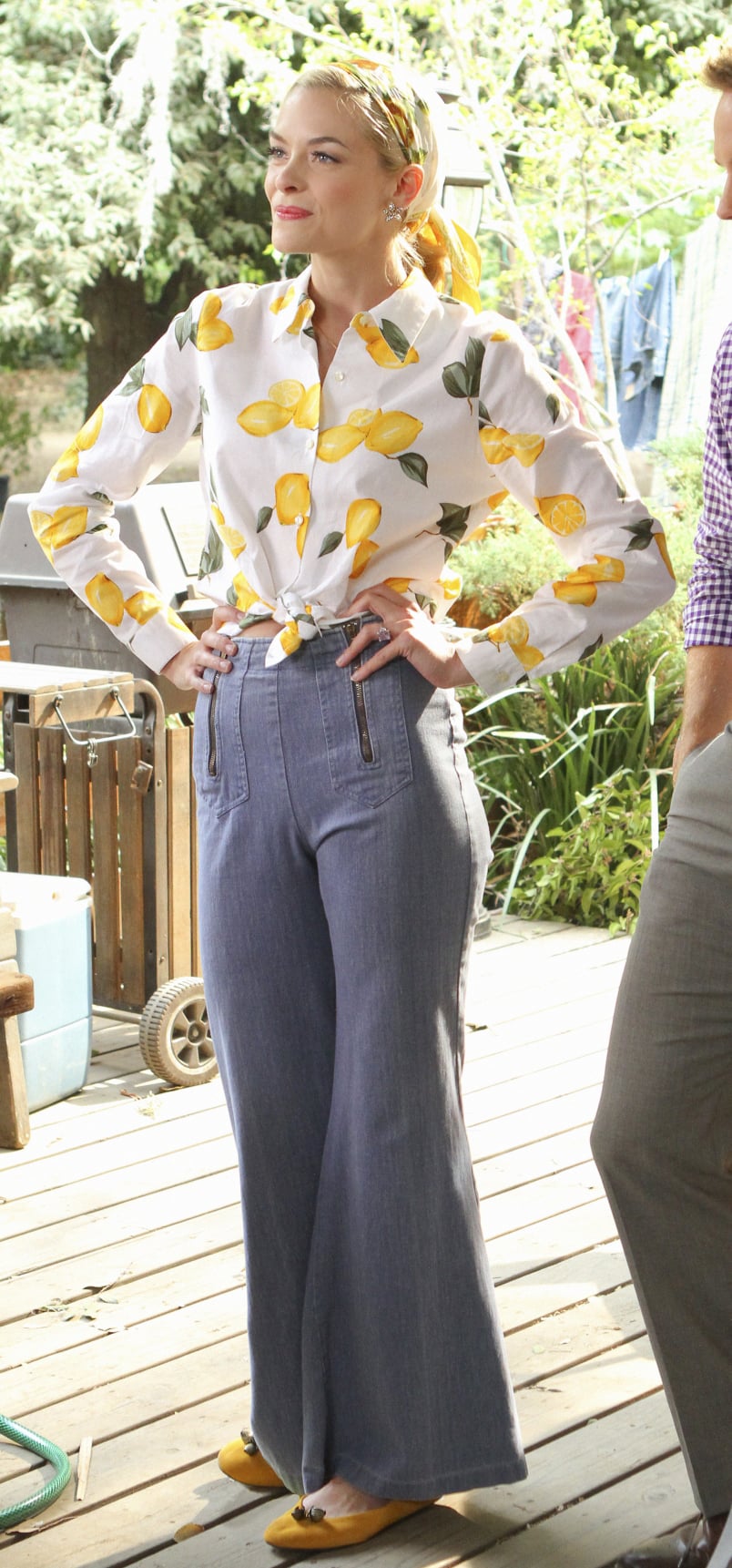 Lemon’s high waisted jeans, yellow flats and longsleeve lemon print blouse on Hart of Dixie