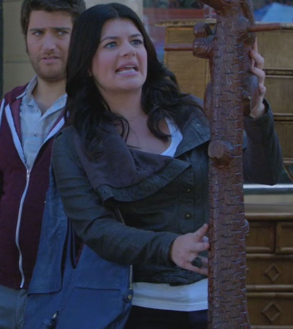 Penny’s blue handbag on Happy Endings