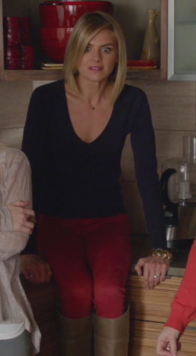Jane’s red pants and brown boots on Happy Endings