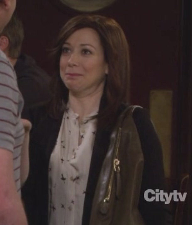 Lily’s olive green handbag on How I Met Your Mother