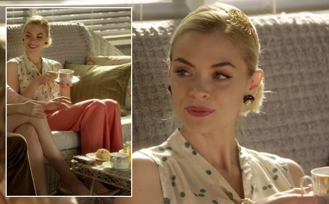 Lemon’s coral/red pants, white and green print blouse and gold leaf headband on Hart of Dixie