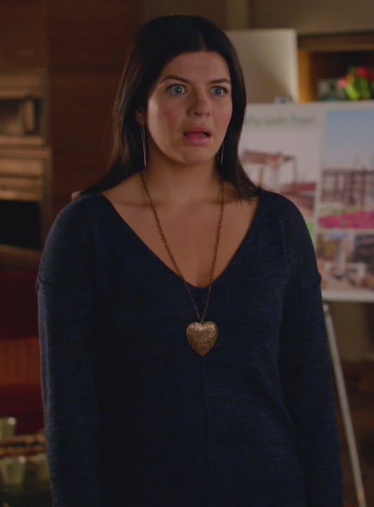 Penny’s gold heart necklace on Happy Endings
