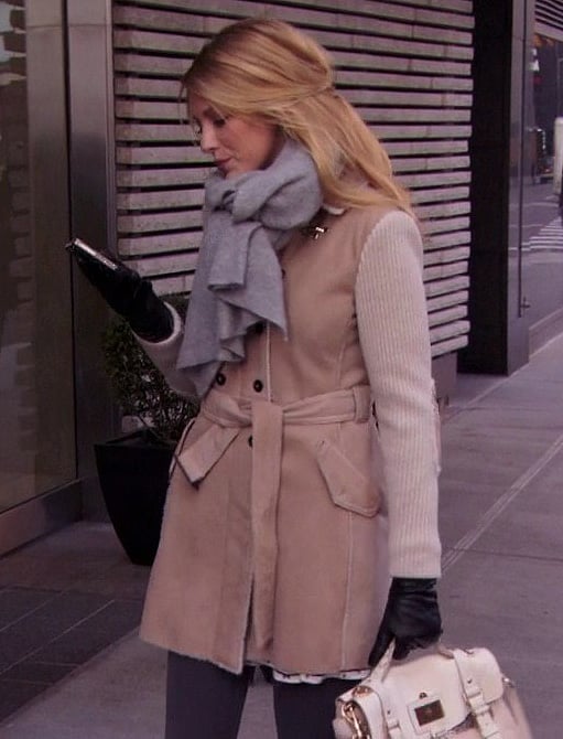 Serena’s cream handbag and coat with a grey scarf on Gossip Girl