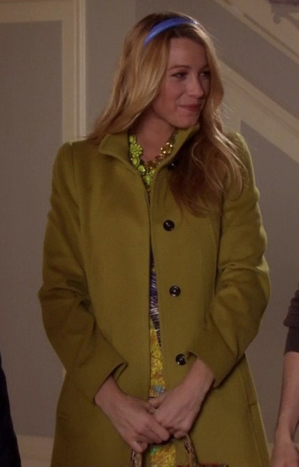 Serena’s yellow-green coat and purple headband on Gossip Girl