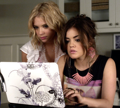 Aria’s pink spike necklace and black&white laptop cover on Pretty Little Liars