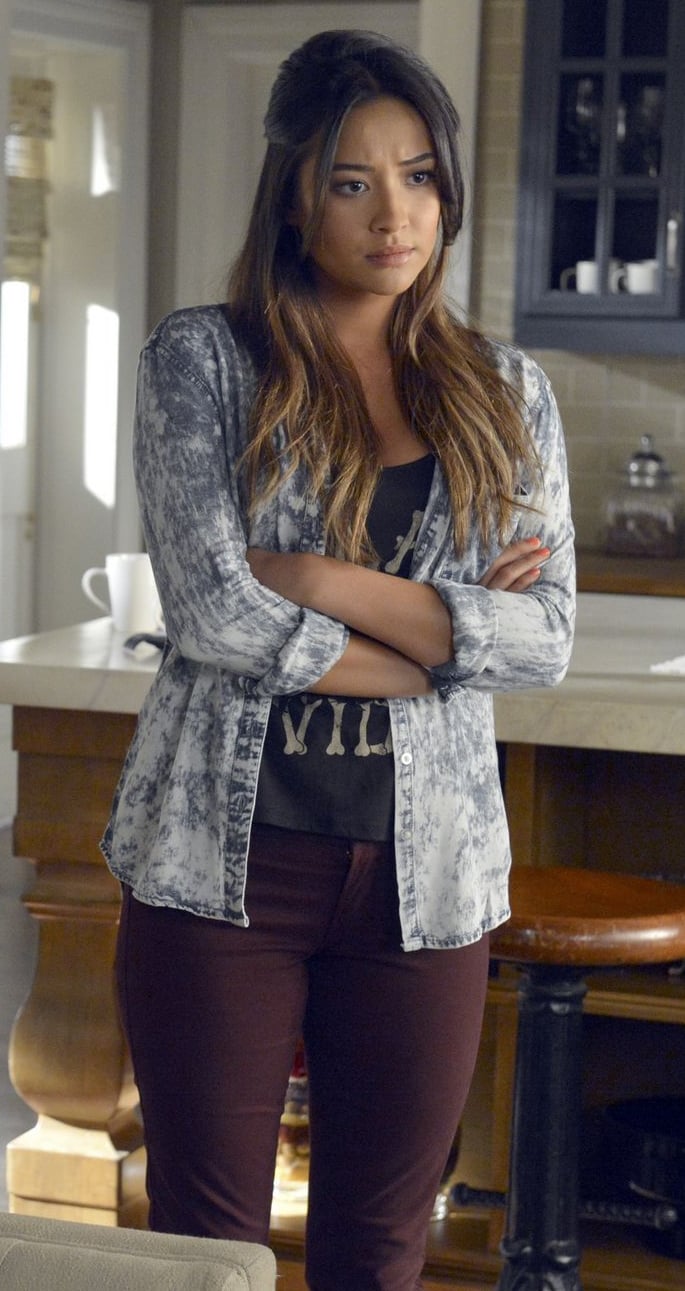 Emily’s burgundy jeans and acid wash shirt on Pretty Little Liars