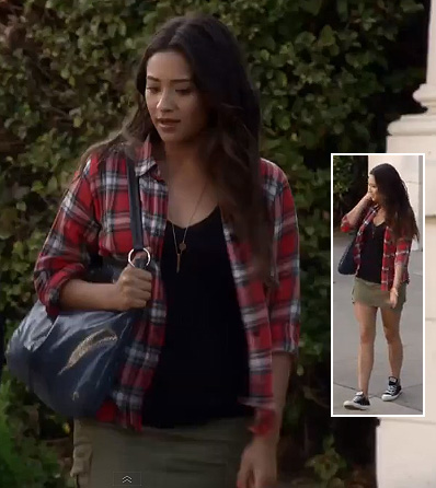 Emily’s red plaid shirt and blue handbag on Pretty Little Liars