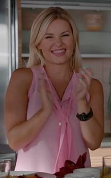 Alex’s pink shirt on Happy Endings season 3